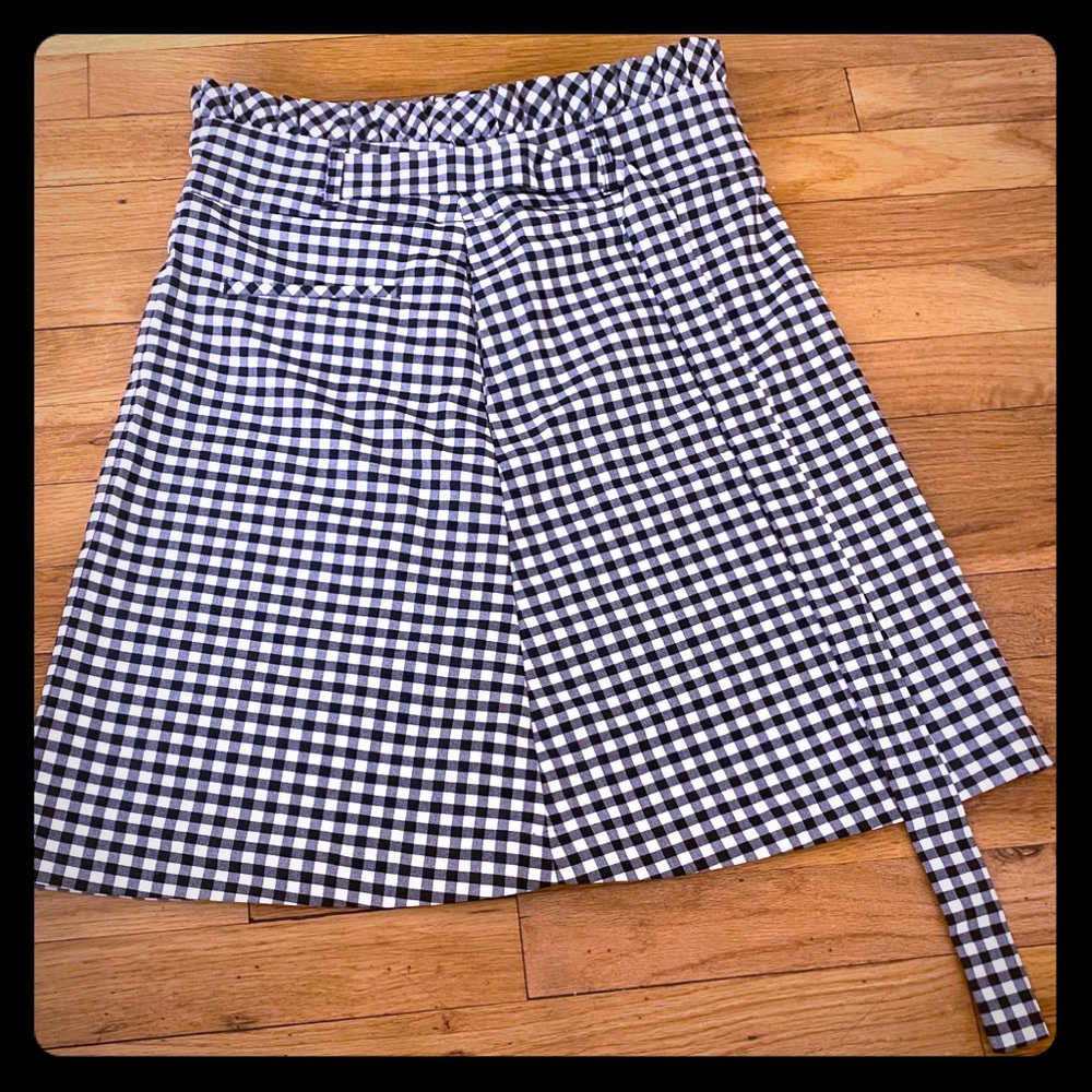 Blank and white skirt size 8